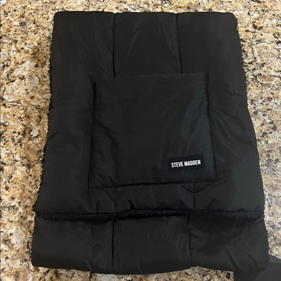 New - Steve Madden Fleece-Lined Pocket Scarf - Picture 2 of 6